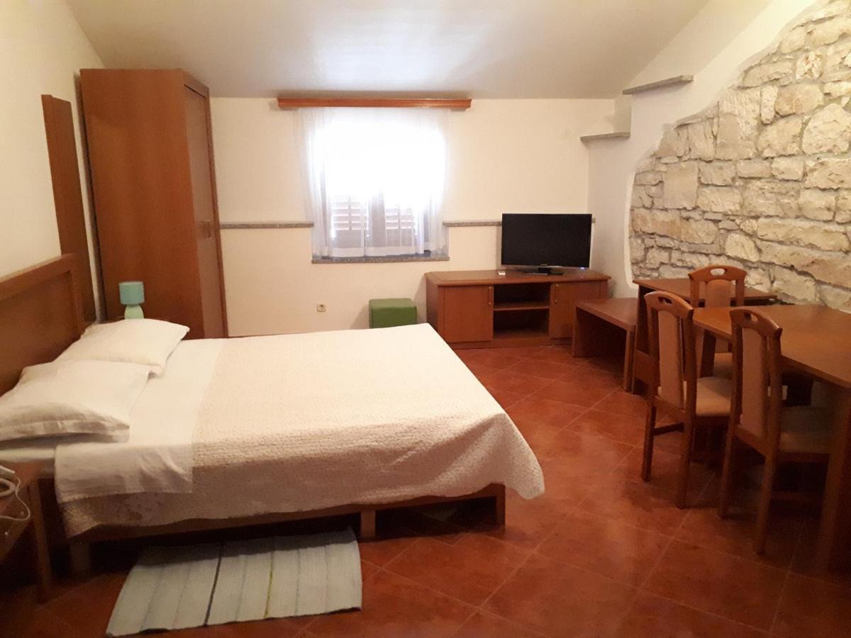 Apartments Lav Πόρετς Εξωτερικό φωτογραφία